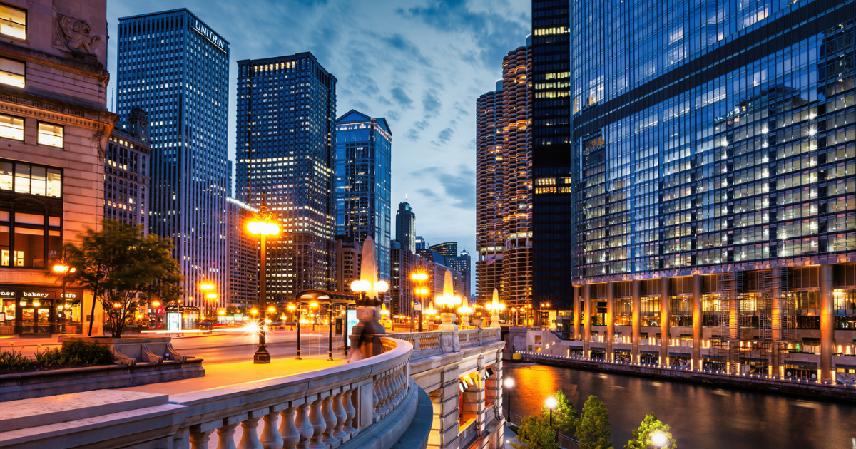 Riverwalk along the Chicago River in downtown Chicago, Illinois, USA at night